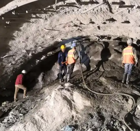 永定拱顶带模注浆料的施工流程及注意事项